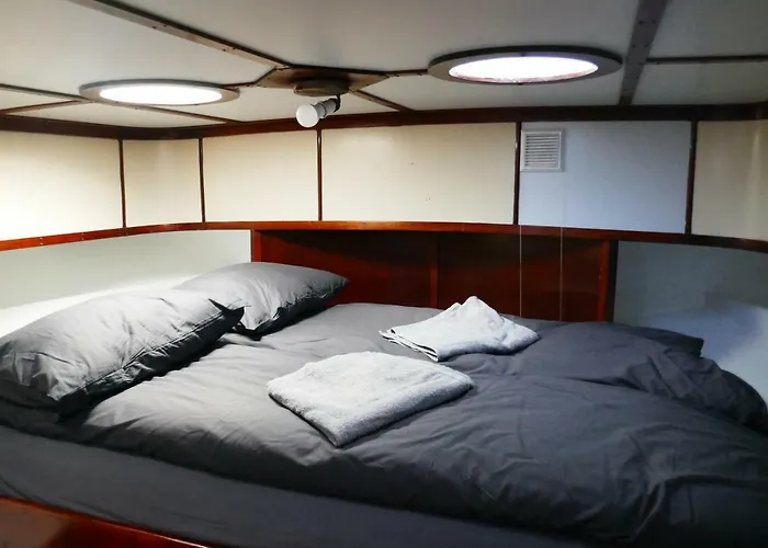 Boathotel Wilhelmina Ботель *